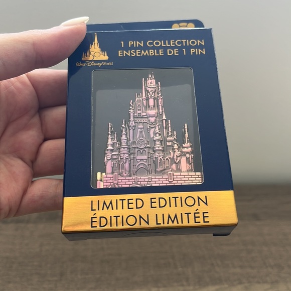 Disney’s 50th Anniversary Limited Edition Big Castle Collectable Pin - Picture 5 of 5